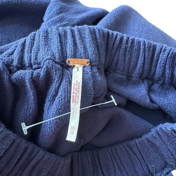 NWOT Free People Kayden Loose for Barrel Pants - Navy - XS - Picture 9 of 10